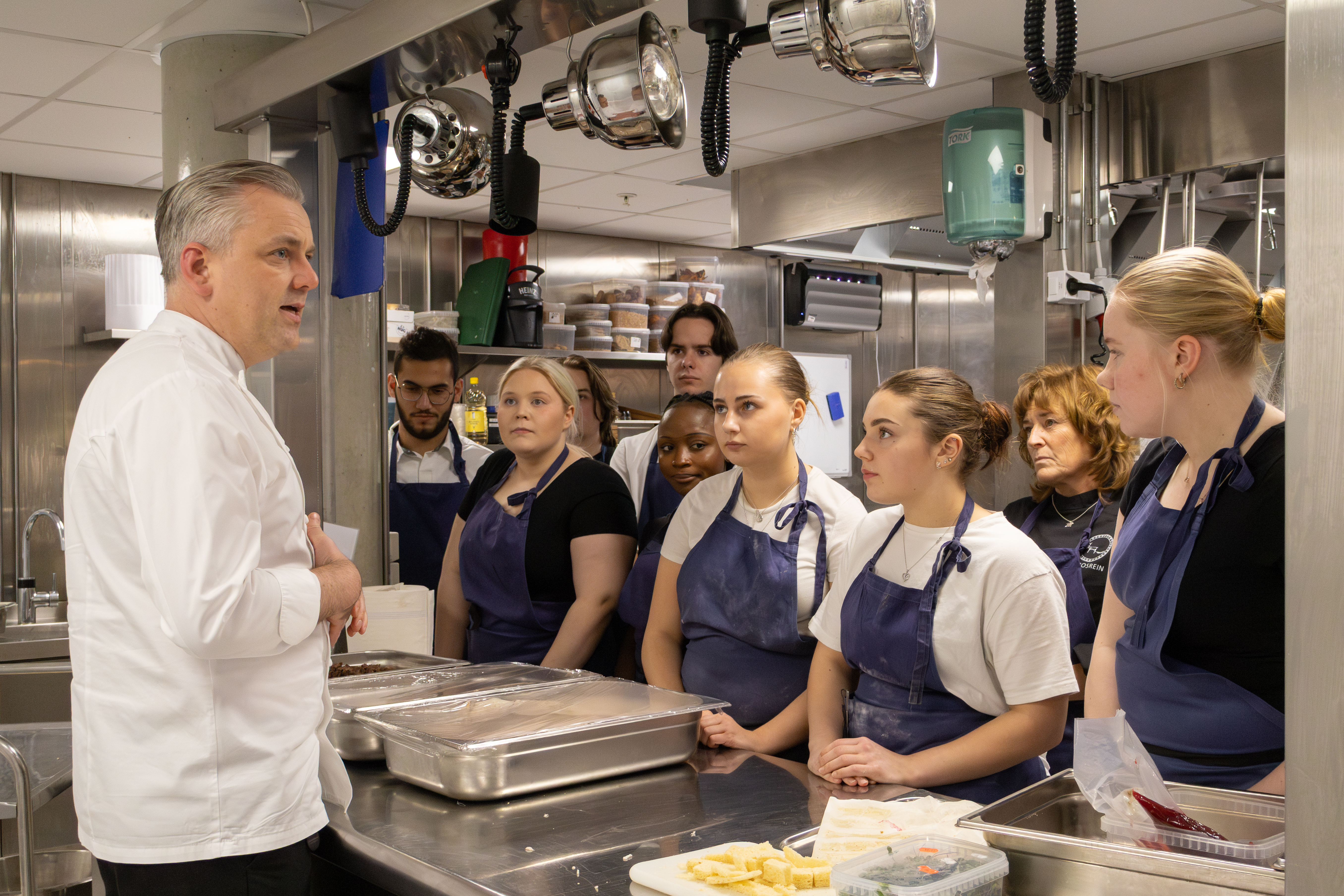 Elever serverte samisk-inspirert festmiddag i Palmehaven 