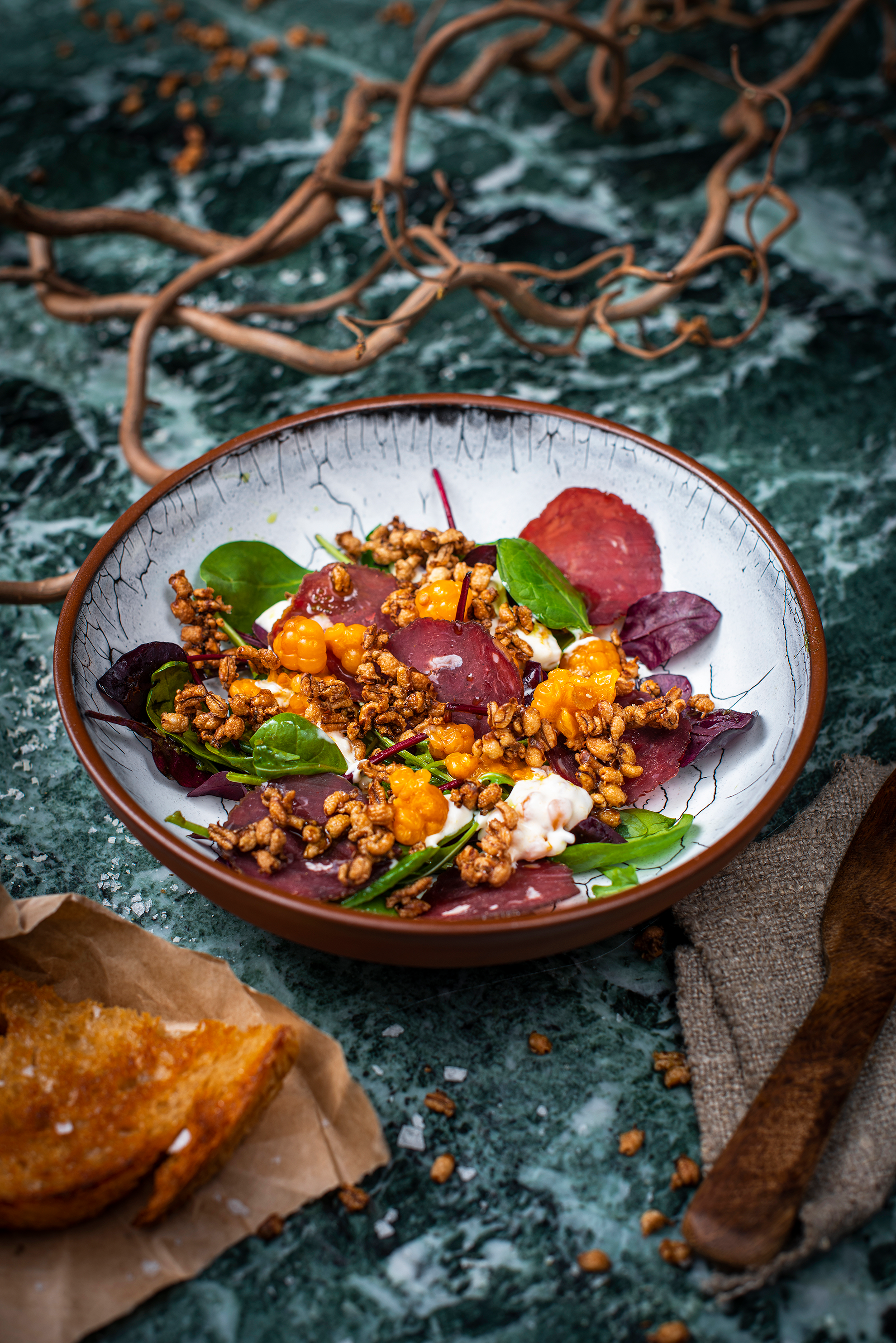 Salat med speket elg og multerømme